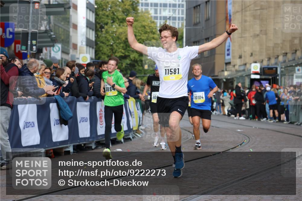 05.10.2025 - 20. swb-Marathon Bremen Strokosch-Dieckow http://msf.ph/oto/9222273 05.10.2025 10:41:53 Ziel 9884, 10104, 10155, 10691, 10880, 11581, 11710 meine-sportfotos.de
