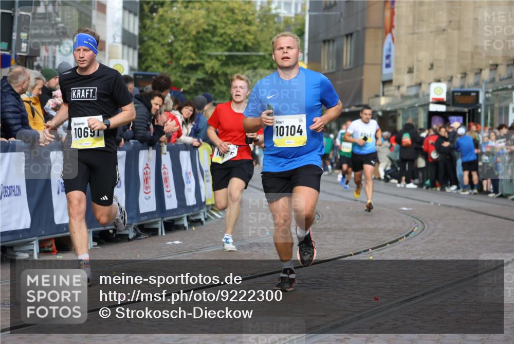 05.10.2025 - 20. swb-Marathon Bremen Strokosch-Dieckow http://msf.ph/oto/9222300 05.10.2025 10:41:56 Ziel 9849, 9884, 10104, 10155, 10691, 11581, 11710 meine-sportfotos.de