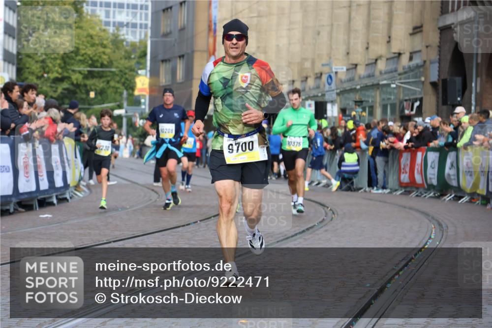 05.10.2025 - 20. swb-Marathon Bremen Strokosch-Dieckow http://msf.ph/oto/9222471 05.10.2025 10:42:20 Ziel 9700, 9775, 10208, 10375, 11230 meine-sportfotos.de