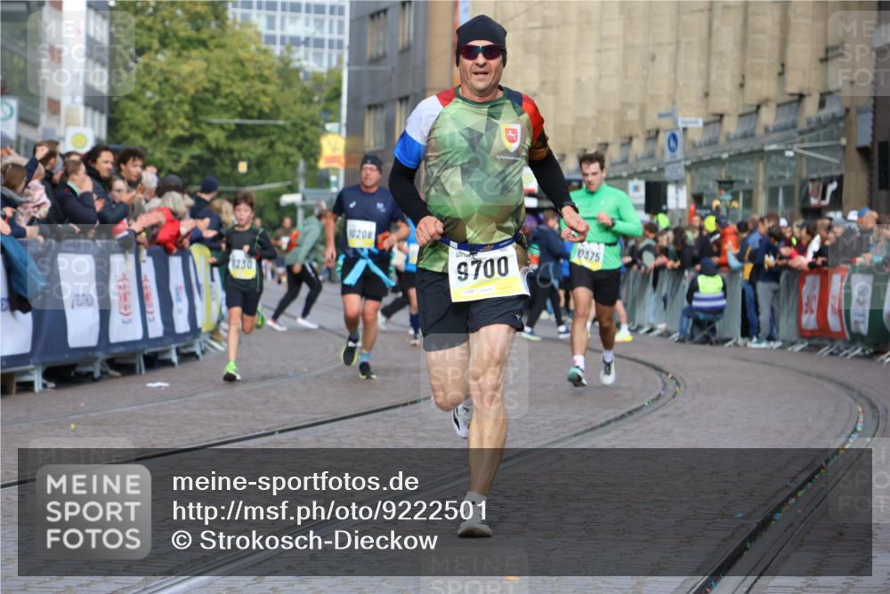 05.10.2025 - 20. swb-Marathon Bremen Strokosch-Dieckow http://msf.ph/oto/9222501 05.10.2025 10:42:20 Ziel 9700, 9775, 10208, 10375, 11230 meine-sportfotos.de