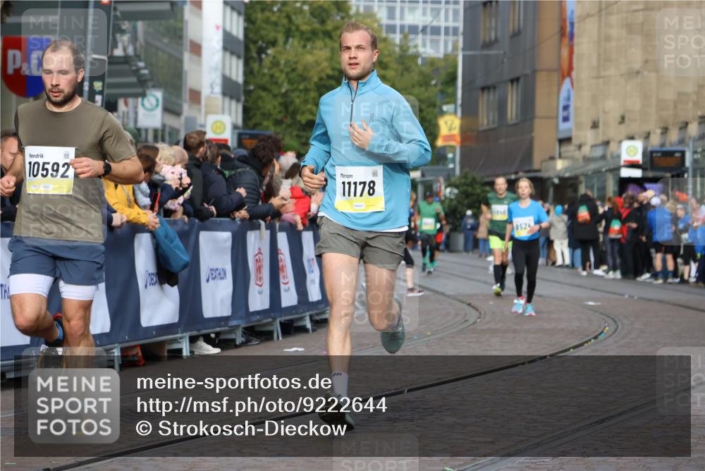 05.10.2025 - 20. swb-Marathon Bremen Strokosch-Dieckow http://msf.ph/oto/9222644 05.10.2025 10:42:39 Ziel 10592, 11178 meine-sportfotos.de