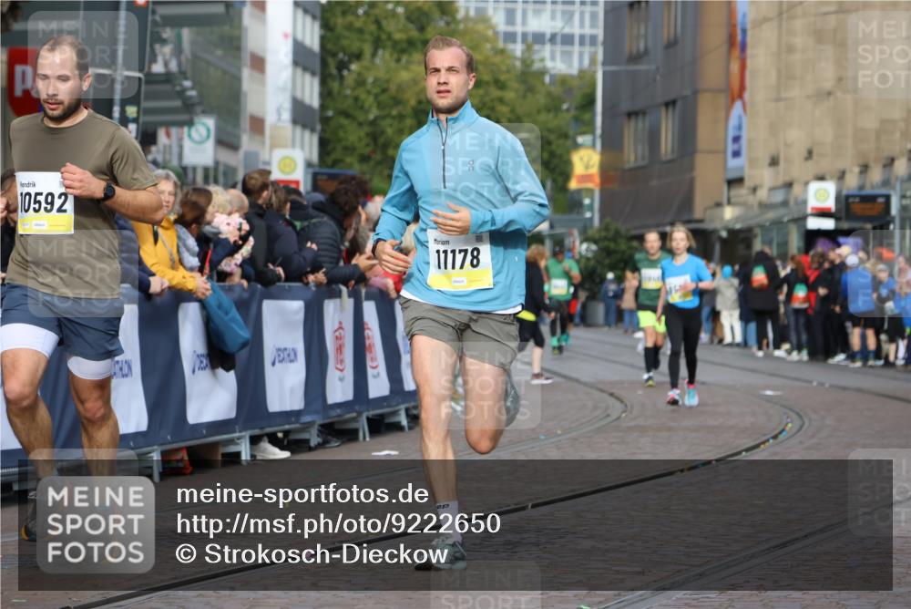 05.10.2025 - 20. swb-Marathon Bremen Strokosch-Dieckow http://msf.ph/oto/9222650 05.10.2025 10:42:39 Ziel 10592, 11178 meine-sportfotos.de