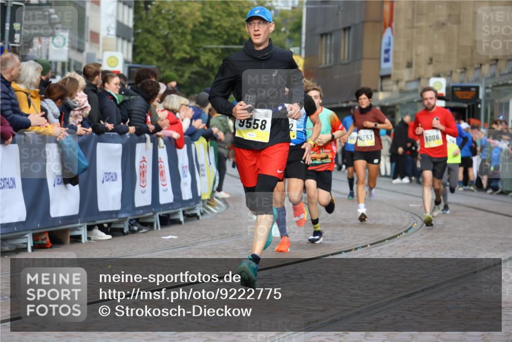 05.10.2025 - 20. swb-Marathon Bremen Strokosch-Dieckow http://msf.ph/oto/9222775 05.10.2025 10:43:02 Ziel 9006, 9302, 9558, 10045, 10553, 10961, 11476 meine-sportfotos.de