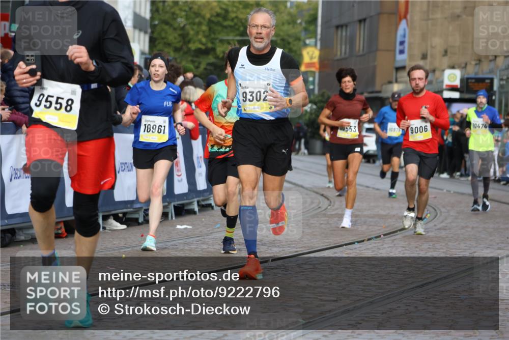 05.10.2025 - 20. swb-Marathon Bremen Strokosch-Dieckow http://msf.ph/oto/9222796 05.10.2025 10:43:04 Ziel 9006, 9302, 9558, 10474, 10553, 10961, 11476 meine-sportfotos.de