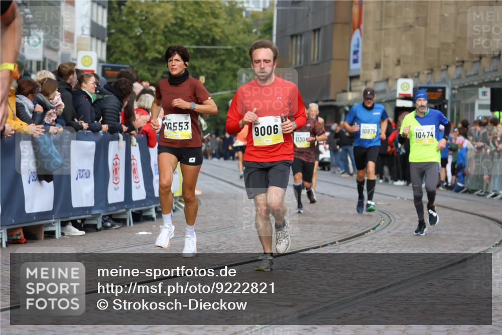05.10.2025 - 20. swb-Marathon Bremen Strokosch-Dieckow http://msf.ph/oto/9222821 05.10.2025 10:43:06 Ziel 9006, 9302, 9558, 10474, 10553, 10961, 10979, 11476 meine-sportfotos.de