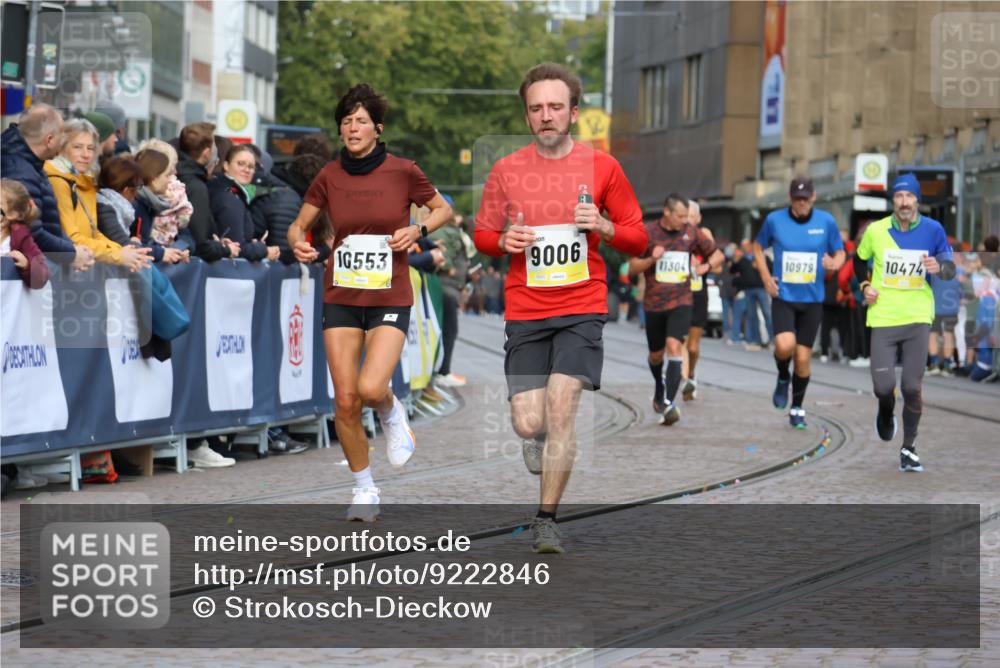 05.10.2025 - 20. swb-Marathon Bremen Strokosch-Dieckow http://msf.ph/oto/9222846 05.10.2025 10:43:06 Ziel 9006, 9302, 9558, 10474, 10553, 10961, 10979, 11476 meine-sportfotos.de