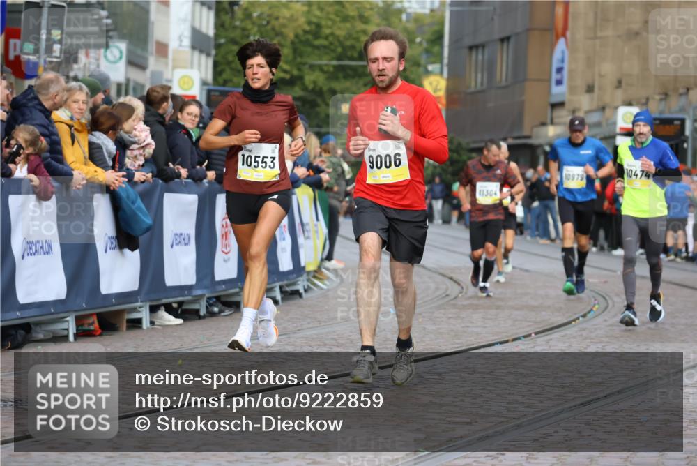 05.10.2025 - 20. swb-Marathon Bremen Strokosch-Dieckow http://msf.ph/oto/9222859 05.10.2025 10:43:06 Ziel 9006, 9302, 9558, 10474, 10553, 10961, 10979, 11476 meine-sportfotos.de