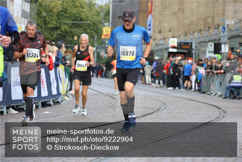 05.10.2025 - 20. swb-Marathon Bremen Strokosch-Dieckow http://msf.ph/oto/9222904 05.10.2025 10:43:12 Ziel 10474, 10541, 10979, 11304 meine-sportfotos.de