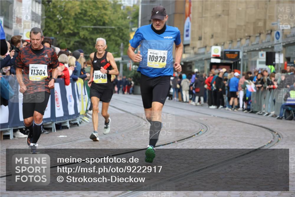 05.10.2025 - 20. swb-Marathon Bremen Strokosch-Dieckow http://msf.ph/oto/9222917 05.10.2025 10:43:12 Ziel 10474, 10541, 10979, 11304 meine-sportfotos.de