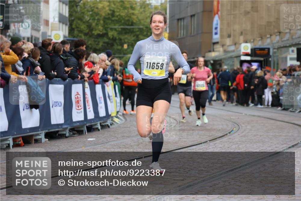05.10.2025 - 20. swb-Marathon Bremen Strokosch-Dieckow http://msf.ph/oto/9223387 05.10.2025 10:44:18 Ziel 9361, 10044, 10666, 10816, 11659 meine-sportfotos.de