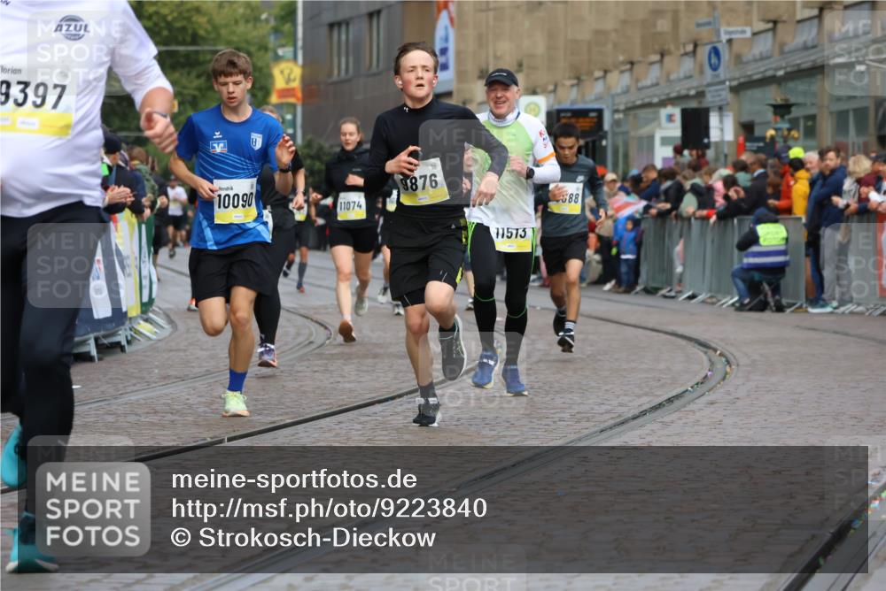05.10.2025 - 20. swb-Marathon Bremen Strokosch-Dieckow http://msf.ph/oto/9223840 05.10.2025 10:45:58 Ziel 9397, 9500, 9876, 10090, 10688, 10773, 11074, 11513, 11617 meine-sportfotos.de