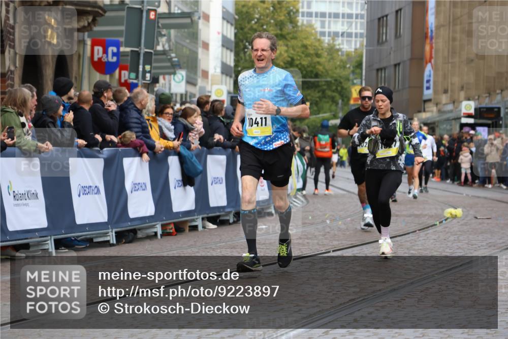 05.10.2025 - 20. swb-Marathon Bremen Strokosch-Dieckow http://msf.ph/oto/9223897 05.10.2025 10:46:41 Ziel 9366, 9961, 10268, 10277, 10411, 11268, 11327 meine-sportfotos.de