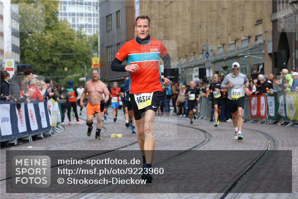 05.10.2025 - 20. swb-Marathon Bremen Strokosch-Dieckow http://msf.ph/oto/9223960 05.10.2025 10:47:28 Ziel 9244, 9339, 9924, 10319, 10637, 10667, 10951, 11498, 11742 meine-sportfotos.de