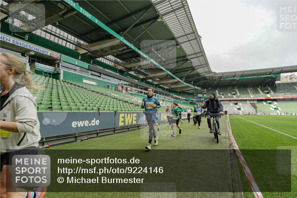 05.10.2025 - 20. swb-Marathon Bremen Michael Burmester http://msf.ph/oto/9224146 05.10.2025 10:31:45 Laufen im Stadion 7193, 7251, 8888, 9004, 9172, 9196, 9226, 9252, 9256, 9263, 9267, 9287, 9337, 9415, 9431, 9449, 9457, 9506, 9581, 9584, 9715, 9742, 9791, 9807, 9852, 9871, 9903, 9934, 10014, 10016, 10019, 10020, 10029, 10038, 10057, 10064, 10163, 10199, 10206, 10222, 10226, 10240, 10242, 10279, 10296, 10310, 10317, 10321, 10327, 10335, 10356, 10369, 10438, 10468, 10514, 10537, 10543, 10609, 10616, 10636, 10638, 10655, 10662, 10668, 10669, 10698, 10719, 10743, 10785, 9214 meine-sportfotos.de