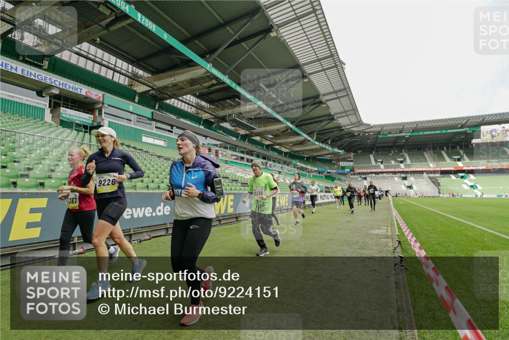 05.10.2025 - 20. swb-Marathon Bremen Michael Burmester http://msf.ph/oto/9224151 05.10.2025 10:31:48 Laufen im Stadion 7193, 7251, 8118, 8888, 9004, 9172, 9196, 9226, 9252, 9256, 9267, 9287, 9337, 9415, 9427, 9431, 9449, 9457, 9506, 9581, 9584, 9715, 9742, 9791, 9807, 9852, 9871, 9903, 9934, 10014, 10016, 10019, 10020, 10029, 10038, 10057, 10064, 10075, 10128, 10163, 10199, 10206, 10222, 10226, 10240, 10242, 10262, 10279, 10296, 10310, 10321, 10327, 10335, 10356, 10369, 10438, 10468, 10537, 10543, 10609, 10616, 10636, 10638, 10655, 10662, 10668, 10669, 10698, 10719, 10743, 10785 meine-sportfotos.de