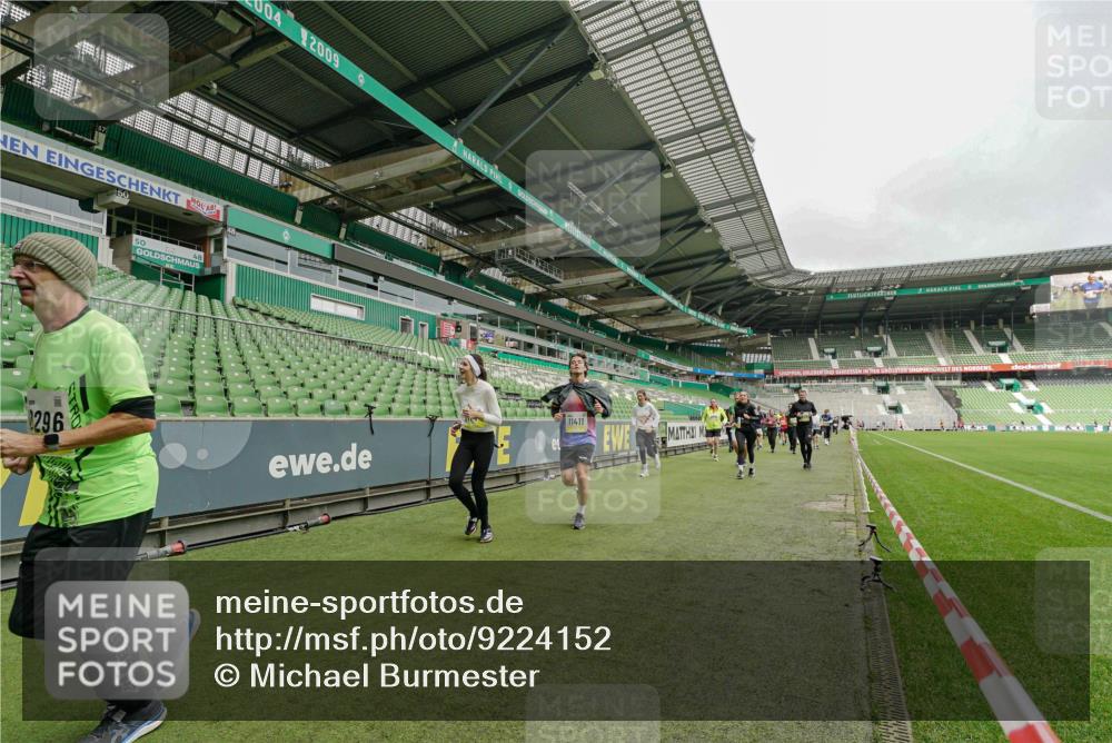 05.10.2025 - 20. swb-Marathon Bremen Michael Burmester http://msf.ph/oto/9224152 05.10.2025 10:31:49 Laufen im Stadion 7193, 7251, 8118, 8888, 9004, 9172, 9196, 9226, 9252, 9256, 9267, 9287, 9337, 9415, 9427, 9431, 9457, 9506, 9581, 9584, 9742, 9791, 9807, 9852, 9871, 9903, 9934, 10014, 10016, 10019, 10020, 10029, 10038, 10057, 10064, 10075, 10128, 10163, 10199, 10206, 10222, 10226, 10240, 10242, 10262, 10279, 10296, 10310, 10321, 10327, 10335, 10356, 10369, 10438, 10468, 10537, 10543, 10609, 10616, 10636, 10638, 10655, 10662, 10668, 10669, 10698, 10719, 10743, 10785 meine-sportfotos.de