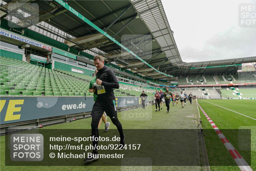 05.10.2025 - 20. swb-Marathon Bremen Michael Burmester http://msf.ph/oto/9224157 05.10.2025 10:31:54 Laufen im Stadion 7193, 7251, 8118, 8888, 9004, 9172, 9196, 9226, 9252, 9256, 9287, 9337, 9415, 9427, 9431, 9457, 9506, 9581, 9621, 9701, 9791, 9807, 9871, 9903, 9956, 10014, 10019, 10020, 10029, 10038, 10057, 10064, 10075, 10128, 10163, 10199, 10206, 10222, 10226, 10240, 10242, 10262, 10279, 10296, 10310, 10321, 10327, 10335, 10369, 10438, 10468, 10537, 10543, 10609, 10616, 10636, 10655, 10662, 10668, 10669, 10698, 10719, 10743, 10785, 9267 meine-sportfotos.de