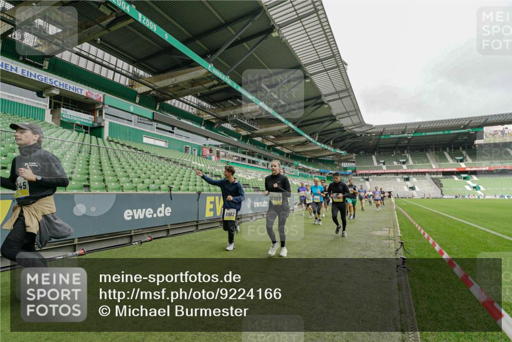 05.10.2025 - 20. swb-Marathon Bremen Michael Burmester http://msf.ph/oto/9224166 05.10.2025 10:32:04 Laufen im Stadion 7193, 8118, 8326, 8333, 8888, 9172, 9176, 9196, 9226, 9256, 9313, 9415, 9427, 9436, 9439, 9506, 9581, 9621, 9701, 9776, 9807, 9834, 9868, 9871, 9903, 9956, 9957, 9985, 10014, 10019, 10020, 10029, 10038, 10057, 10064, 10075, 10128, 10206, 10215, 10222, 10226, 10242, 10262, 10279, 10296, 10310, 10327, 10335, 10369, 10460, 10468, 10616, 10655, 10662, 10668, 10698, 10719, 10743, 10785, 7251, 9004, 9252, 9267, 9287, 9337, 9431, 9457 meine-sportfotos.de