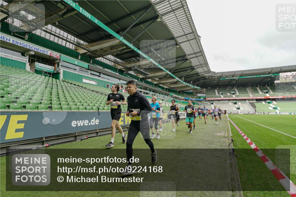 05.10.2025 - 20. swb-Marathon Bremen Michael Burmester http://msf.ph/oto/9224168 05.10.2025 10:32:06 Laufen im Stadion 7193, 8118, 8326, 8333, 8888, 9172, 9176, 9196, 9226, 9256, 9268, 9284, 9313, 9415, 9427, 9436, 9439, 9506, 9517, 9581, 9621, 9701, 9776, 9807, 9830, 9834, 9868, 9871, 9903, 9956, 9957, 9985, 10014, 10019, 10020, 10029, 10038, 10057, 10064, 10075, 10128, 10206, 10215, 10222, 10226, 10242, 10262, 10296, 10310, 10327, 10335, 10369, 10460, 10468, 10616, 10655, 10662, 10668, 10698, 10719, 10743, 10785, 7251, 9004, 9252, 9267, 9287, 9337, 9431, 9457 meine-sportfotos.de