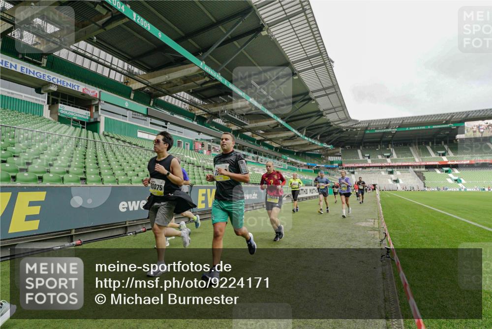 05.10.2025 - 20. swb-Marathon Bremen Michael Burmester http://msf.ph/oto/9224171 05.10.2025 10:32:07 Laufen im Stadion 7193, 8118, 8326, 8333, 8888, 9172, 9176, 9196, 9226, 9256, 9268, 9284, 9313, 9415, 9427, 9436, 9439, 9506, 9517, 9581, 9621, 9701, 9776, 9807, 9830, 9834, 9868, 9871, 9903, 9956, 9957, 9985, 10014, 10019, 10020, 10029, 10038, 10057, 10064, 10075, 10128, 10206, 10215, 10222, 10226, 10242, 10262, 10296, 10310, 10327, 10335, 10369, 10385, 10460, 10468, 10616, 10655, 10662, 10668, 10698, 10719, 10743, 10785, 7251, 9004, 9172, 9196, 9252, 9267, 9287, 9337, 9431, 9457 meine-sportfotos.de