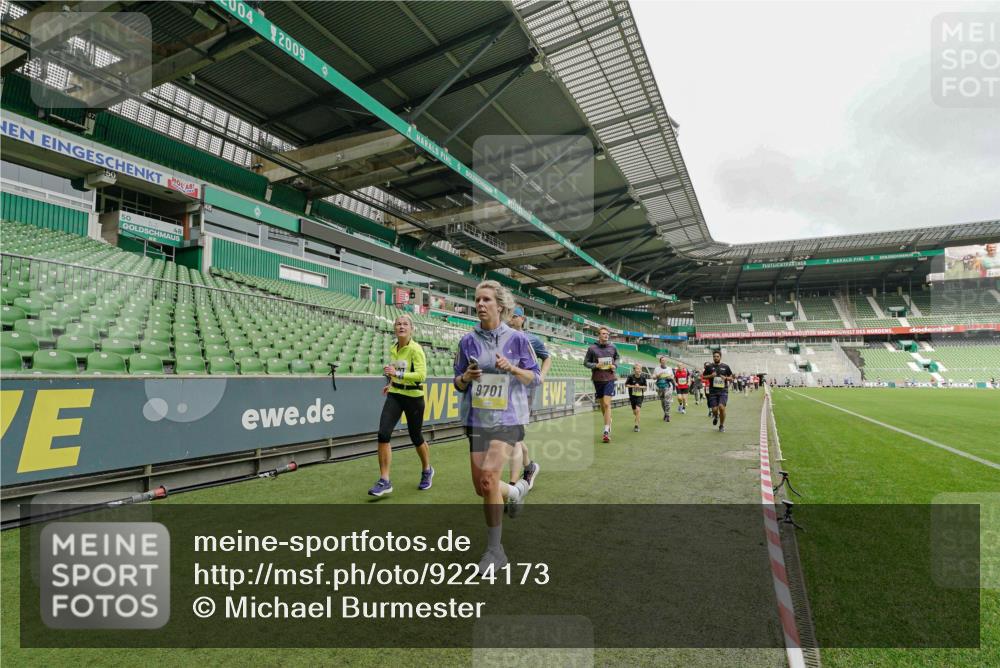 05.10.2025 - 20. swb-Marathon Bremen Michael Burmester http://msf.ph/oto/9224173 05.10.2025 10:32:10 Laufen im Stadion 7193, 8118, 8326, 8333, 8888, 9176, 9226, 9238, 9256, 9268, 9284, 9313, 9415, 9427, 9436, 9439, 9456, 9506, 9514, 9517, 9581, 9621, 9701, 9776, 9807, 9830, 9834, 9868, 9871, 9903, 9956, 9957, 9985, 10014, 10019, 10020, 10029, 10038, 10057, 10064, 10075, 10128, 10206, 10215, 10226, 10242, 10262, 10296, 10310, 10327, 10335, 10369, 10385, 10416, 10460, 10468, 10616, 10655, 10662, 10698, 10719, 10785, 7251, 9004, 9172, 9196, 9252, 9267, 9287, 9337, 9431, 9457, 10222 meine-sportfotos.de