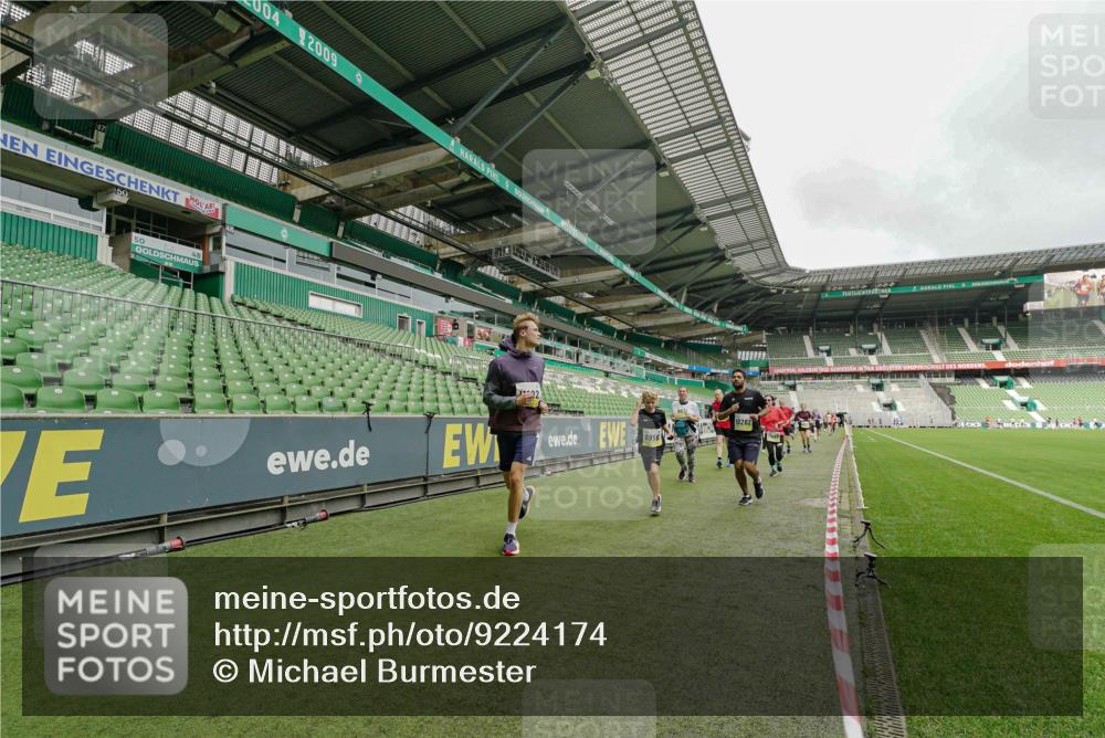 05.10.2025 - 20. swb-Marathon Bremen Michael Burmester http://msf.ph/oto/9224174 05.10.2025 10:32:12 Laufen im Stadion 7193, 8118, 8326, 8333, 8888, 9176, 9226, 9238, 9256, 9268, 9284, 9313, 9415, 9427, 9436, 9439, 9456, 9506, 9514, 9517, 9581, 9621, 9701, 9776, 9807, 9830, 9834, 9868, 9871, 9903, 9956, 9957, 9985, 10014, 10019, 10020, 10029, 10038, 10057, 10064, 10075, 10128, 10206, 10215, 10226, 10242, 10262, 10296, 10310, 10327, 10335, 10369, 10385, 10388, 10416, 10460, 10468, 10616, 10662, 10698, 10719, 10785, 7251, 9004, 9172, 9196, 9252, 9287, 9337, 9431, 9457, 9506, 10222 meine-sportfotos.de