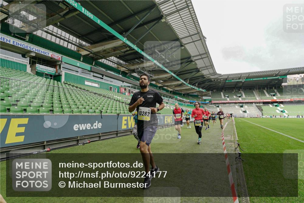 05.10.2025 - 20. swb-Marathon Bremen Michael Burmester http://msf.ph/oto/9224177 05.10.2025 10:32:14 Laufen im Stadion 7165, 7193, 8118, 8326, 8333, 8888, 9176, 9226, 9238, 9256, 9268, 9284, 9313, 9415, 9427, 9436, 9439, 9456, 9514, 9517, 9581, 9621, 9701, 9776, 9807, 9830, 9834, 9868, 9871, 9903, 9956, 9957, 9985, 10014, 10019, 10020, 10029, 10038, 10057, 10064, 10075, 10128, 10206, 10215, 10226, 10242, 10262, 10296, 10310, 10327, 10335, 10369, 10385, 10388, 10416, 10460, 10468, 10616, 10662, 10719, 10785, 7251, 9004, 9172, 9196, 9252, 9287, 9337, 9431, 9457, 9506, 10222 meine-sportfotos.de