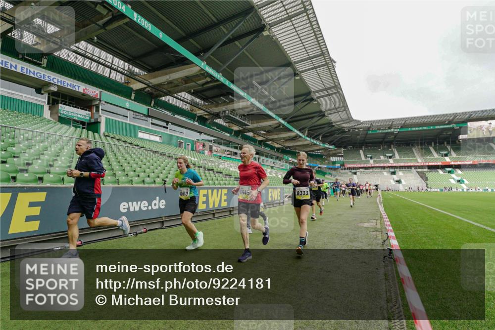 05.10.2025 - 20. swb-Marathon Bremen Michael Burmester http://msf.ph/oto/9224181 05.10.2025 10:32:17 Laufen im Stadion 7165, 7193, 8118, 8326, 8333, 8888, 9176, 9226, 9238, 9256, 9268, 9284, 9313, 9415, 9427, 9436, 9439, 9456, 9514, 9517, 9581, 9621, 9701, 9776, 9807, 9830, 9834, 9868, 9871, 9956, 9957, 9985, 10019, 10020, 10029, 10038, 10046, 10057, 10064, 10075, 10128, 10206, 10215, 10226, 10242, 10262, 10296, 10310, 10327, 10335, 10369, 10385, 10388, 10416, 10460, 10468, 10487, 10616, 10662, 10719, 10785, 7251, 9004, 9172, 9196, 9252, 9287, 9337, 9457, 9506, 9903, 10014, 10222 meine-sportfotos.de