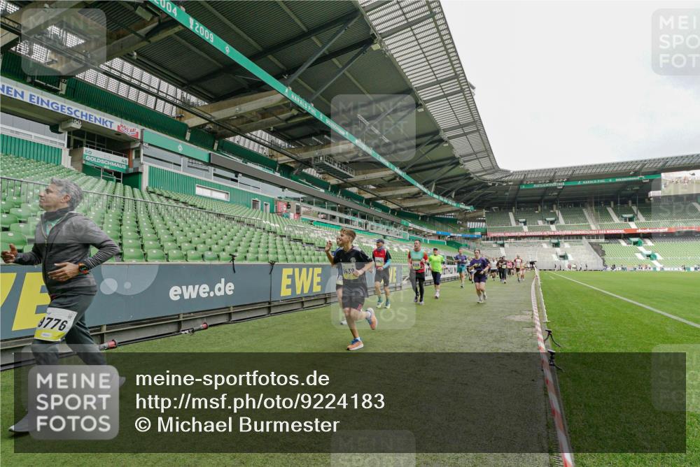 05.10.2025 - 20. swb-Marathon Bremen Michael Burmester http://msf.ph/oto/9224183 05.10.2025 10:32:19 Laufen im Stadion 7165, 7193, 8118, 8326, 8333, 8888, 9176, 9226, 9238, 9256, 9268, 9284, 9313, 9415, 9427, 9436, 9439, 9456, 9494, 9514, 9517, 9581, 9621, 9701, 9776, 9807, 9830, 9834, 9868, 9871, 9956, 9957, 9985, 10019, 10029, 10038, 10046, 10057, 10064, 10075, 10128, 10206, 10215, 10226, 10242, 10262, 10296, 10310, 10327, 10335, 10369, 10385, 10388, 10416, 10460, 10468, 10487, 10616, 10662, 10719, 10785, 7251, 9004, 9172, 9196, 9252, 9457, 9506, 9903, 10014, 10020, 10222 meine-sportfotos.de