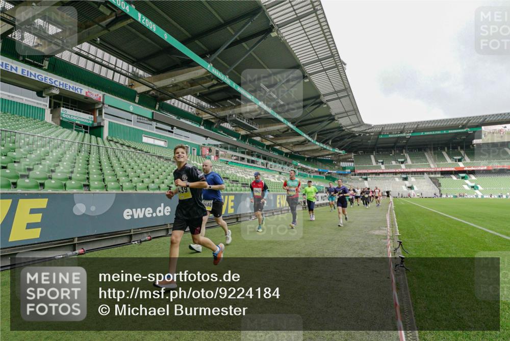 05.10.2025 - 20. swb-Marathon Bremen Michael Burmester http://msf.ph/oto/9224184 05.10.2025 10:32:19 Laufen im Stadion 7165, 7193, 8118, 8326, 8333, 8888, 9176, 9226, 9238, 9256, 9268, 9284, 9313, 9415, 9427, 9436, 9439, 9456, 9494, 9514, 9517, 9581, 9621, 9701, 9776, 9807, 9830, 9834, 9868, 9871, 9956, 9957, 9985, 10019, 10029, 10038, 10046, 10057, 10064, 10075, 10128, 10206, 10215, 10226, 10242, 10262, 10296, 10310, 10327, 10335, 10369, 10385, 10388, 10416, 10460, 10468, 10487, 10616, 10662, 10719, 10785, 7251, 9004, 9172, 9196, 9252, 9457, 9506, 9903, 10014, 10020, 10222 meine-sportfotos.de