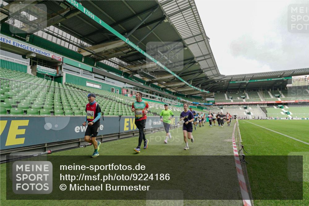 05.10.2025 - 20. swb-Marathon Bremen Michael Burmester http://msf.ph/oto/9224186 05.10.2025 10:32:21 Laufen im Stadion 7165, 7193, 8118, 8326, 8333, 8888, 9176, 9226, 9238, 9256, 9268, 9284, 9313, 9415, 9427, 9436, 9439, 9456, 9494, 9514, 9517, 9548, 9581, 9621, 9701, 9776, 9807, 9830, 9834, 9868, 9871, 9956, 9957, 9985, 10019, 10029, 10038, 10046, 10057, 10064, 10075, 10128, 10206, 10215, 10226, 10242, 10262, 10296, 10310, 10327, 10335, 10369, 10385, 10388, 10416, 10460, 10468, 10487, 10616, 10662, 10785, 9172, 9196, 9457, 9506, 9903, 10014, 10020, 10222, 10719 meine-sportfotos.de
