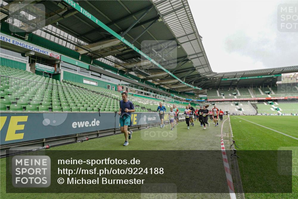 05.10.2025 - 20. swb-Marathon Bremen Michael Burmester http://msf.ph/oto/9224188 05.10.2025 10:32:24 Laufen im Stadion 7165, 7193, 8118, 8326, 8333, 8888, 9176, 9187, 9226, 9238, 9268, 9284, 9313, 9415, 9427, 9436, 9439, 9456, 9475, 9494, 9514, 9517, 9548, 9621, 9701, 9776, 9807, 9830, 9834, 9868, 9871, 9956, 9957, 9985, 10007, 10019, 10038, 10046, 10057, 10064, 10075, 10128, 10174, 10206, 10215, 10242, 10262, 10296, 10327, 10369, 10385, 10388, 10416, 10460, 10468, 10487, 10616, 10662, 10785, 9172, 9196, 9506, 9903, 10014, 10020, 10222, 10719 meine-sportfotos.de