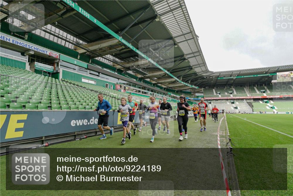 05.10.2025 - 20. swb-Marathon Bremen Michael Burmester http://msf.ph/oto/9224189 05.10.2025 10:32:26 Laufen im Stadion 7165, 7193, 8118, 8326, 8333, 8888, 9176, 9187, 9226, 9238, 9268, 9284, 9313, 9318, 9415, 9427, 9436, 9439, 9456, 9475, 9494, 9514, 9517, 9548, 9621, 9701, 9776, 9807, 9830, 9834, 9868, 9871, 9939, 9956, 9957, 9985, 10007, 10019, 10038, 10046, 10057, 10064, 10075, 10128, 10174, 10215, 10242, 10262, 10296, 10326, 10327, 10369, 10385, 10388, 10416, 10460, 10468, 10487, 10616, 10662, 10785, 9172, 9196, 9506, 9903, 10014, 10020, 10222, 10719 meine-sportfotos.de