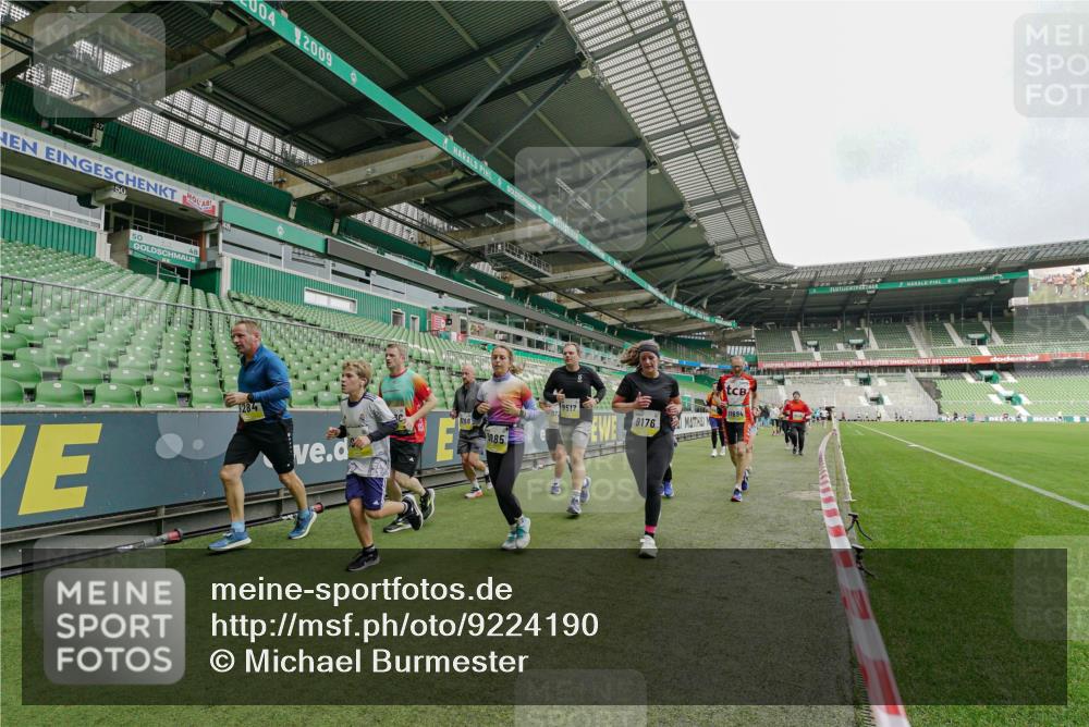 05.10.2025 - 20. swb-Marathon Bremen Michael Burmester http://msf.ph/oto/9224190 05.10.2025 10:32:26 Laufen im Stadion 7165, 7193, 8118, 8326, 8333, 8888, 9176, 9187, 9226, 9238, 9268, 9284, 9313, 9318, 9415, 9427, 9436, 9439, 9456, 9475, 9494, 9514, 9517, 9548, 9621, 9701, 9776, 9807, 9830, 9834, 9868, 9871, 9939, 9956, 9957, 9985, 10007, 10019, 10038, 10046, 10057, 10064, 10075, 10128, 10174, 10215, 10242, 10262, 10296, 10326, 10327, 10369, 10385, 10388, 10416, 10460, 10468, 10487, 10616, 10662, 10785, 9172, 9196, 9506, 9903, 10014, 10020, 10222, 10719 meine-sportfotos.de
