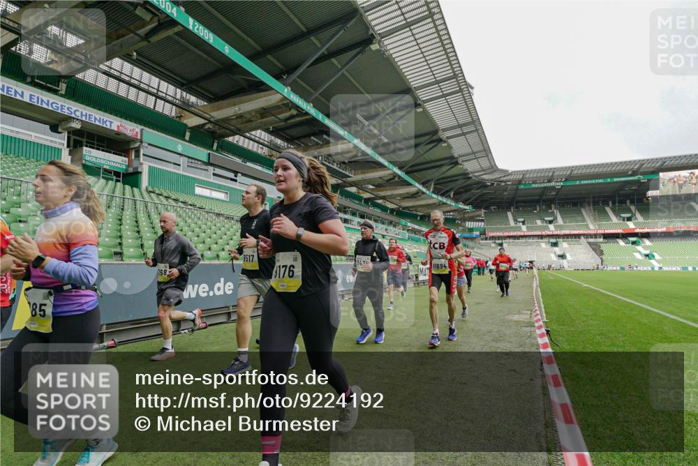05.10.2025 - 20. swb-Marathon Bremen Michael Burmester http://msf.ph/oto/9224192 05.10.2025 10:32:27 Laufen im Stadion 7165, 7193, 8118, 8326, 8333, 8888, 9176, 9187, 9226, 9238, 9268, 9284, 9313, 9318, 9415, 9427, 9436, 9439, 9456, 9475, 9494, 9514, 9517, 9548, 9621, 9701, 9776, 9807, 9830, 9834, 9868, 9871, 9939, 9956, 9957, 9985, 10007, 10019, 10038, 10046, 10057, 10064, 10075, 10128, 10174, 10215, 10242, 10262, 10326, 10327, 10349, 10369, 10385, 10388, 10416, 10436, 10460, 10468, 10487, 10616, 10662, 10785, 9172, 9196, 9506, 9903, 10014, 10020, 10222, 10719 meine-sportfotos.de