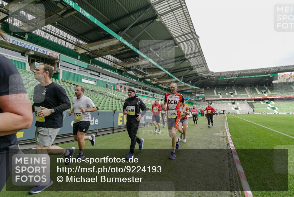 05.10.2025 - 20. swb-Marathon Bremen Michael Burmester http://msf.ph/oto/9224193 05.10.2025 10:32:28 Laufen im Stadion 7165, 7193, 8118, 8326, 8333, 9176, 9187, 9226, 9238, 9268, 9284, 9313, 9318, 9415, 9427, 9436, 9439, 9456, 9475, 9494, 9514, 9517, 9548, 9621, 9701, 9776, 9807, 9830, 9834, 9868, 9871, 9939, 9956, 9957, 9985, 10007, 10019, 10038, 10046, 10057, 10064, 10075, 10128, 10174, 10215, 10242, 10262, 10308, 10309, 10326, 10327, 10349, 10369, 10385, 10388, 10416, 10436, 10460, 10468, 10487, 10616, 10662, 10785, 9506, 9903, 10014, 10020, 10222, 10719 meine-sportfotos.de