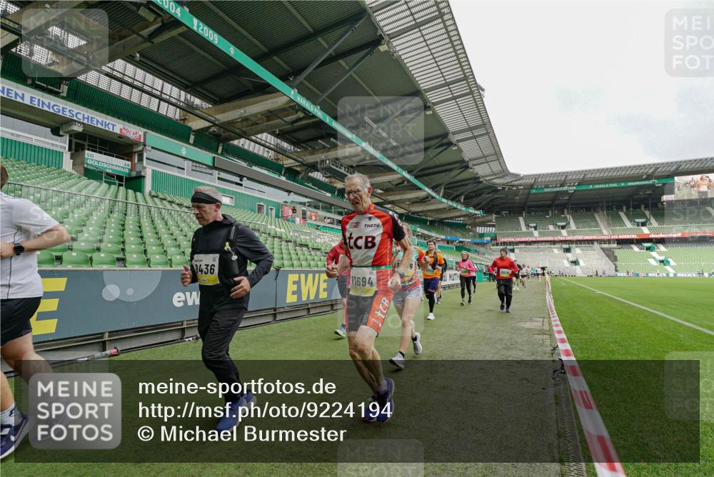 05.10.2025 - 20. swb-Marathon Bremen Michael Burmester http://msf.ph/oto/9224194 05.10.2025 10:32:28 Laufen im Stadion 7165, 7193, 8118, 8326, 8333, 9176, 9187, 9226, 9238, 9268, 9284, 9313, 9318, 9415, 9427, 9436, 9439, 9456, 9475, 9494, 9514, 9517, 9548, 9621, 9701, 9776, 9807, 9830, 9834, 9868, 9871, 9939, 9956, 9957, 9985, 10007, 10019, 10038, 10046, 10057, 10064, 10075, 10128, 10174, 10215, 10242, 10262, 10308, 10309, 10326, 10327, 10349, 10369, 10385, 10388, 10416, 10436, 10460, 10468, 10487, 10616, 10662, 10785, 9506, 9903, 10014, 10020, 10222, 10719 meine-sportfotos.de