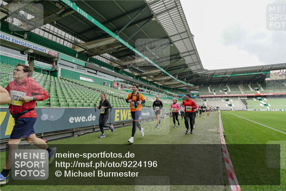 05.10.2025 - 20. swb-Marathon Bremen Michael Burmester http://msf.ph/oto/9224196 05.10.2025 10:32:30 Laufen im Stadion 7165, 7193, 8118, 8326, 8333, 9176, 9187, 9238, 9268, 9284, 9313, 9318, 9407, 9415, 9427, 9436, 9439, 9456, 9475, 9494, 9514, 9517, 9548, 9621, 9650, 9701, 9754, 9776, 9807, 9830, 9834, 9868, 9939, 9956, 9957, 9985, 10007, 10019, 10038, 10046, 10057, 10064, 10075, 10097, 10128, 10174, 10215, 10242, 10262, 10308, 10309, 10326, 10327, 10349, 10369, 10385, 10388, 10416, 10436, 10460, 10468, 10487, 10616, 10662, 10785, 9506, 9903, 10014, 10020, 10719 meine-sportfotos.de