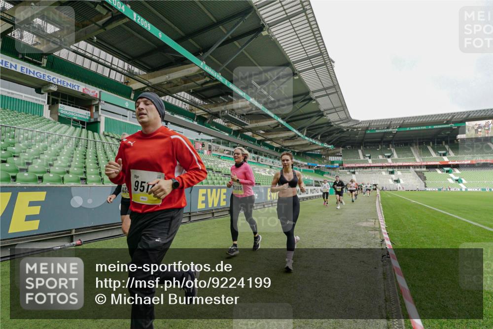 05.10.2025 - 20. swb-Marathon Bremen Michael Burmester http://msf.ph/oto/9224199 05.10.2025 10:32:32 Laufen im Stadion 7165, 8118, 8326, 8333, 9176, 9187, 9238, 9268, 9284, 9295, 9313, 9318, 9407, 9415, 9427, 9436, 9439, 9456, 9461, 9464, 9475, 9494, 9514, 9517, 9548, 9621, 9650, 9701, 9754, 9776, 9807, 9830, 9834, 9868, 9918, 9939, 9956, 9957, 9985, 10007, 10019, 10038, 10046, 10057, 10064, 10075, 10097, 10128, 10174, 10215, 10242, 10262, 10308, 10309, 10326, 10327, 10349, 10369, 10385, 10388, 10416, 10436, 10460, 10468, 10487, 10616, 10662, 10785, 9506, 9903, 10014, 10020, 10719 meine-sportfotos.de