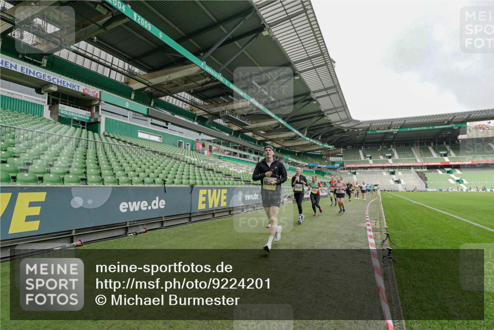 05.10.2025 - 20. swb-Marathon Bremen Michael Burmester http://msf.ph/oto/9224201 05.10.2025 10:32:35 Laufen im Stadion 7165, 8118, 8326, 8333, 9176, 9187, 9238, 9268, 9284, 9295, 9313, 9318, 9392, 9407, 9427, 9436, 9439, 9456, 9461, 9464, 9475, 9494, 9514, 9517, 9548, 9621, 9650, 9701, 9754, 9776, 9807, 9830, 9834, 9856, 9868, 9918, 9939, 9956, 9957, 9985, 10007, 10019, 10034, 10038, 10046, 10064, 10075, 10097, 10128, 10174, 10215, 10242, 10262, 10308, 10309, 10326, 10327, 10349, 10369, 10385, 10388, 10416, 10436, 10460, 10468, 10487, 10616, 10662, 10785, 9903, 10014, 10020, 10719 meine-sportfotos.de