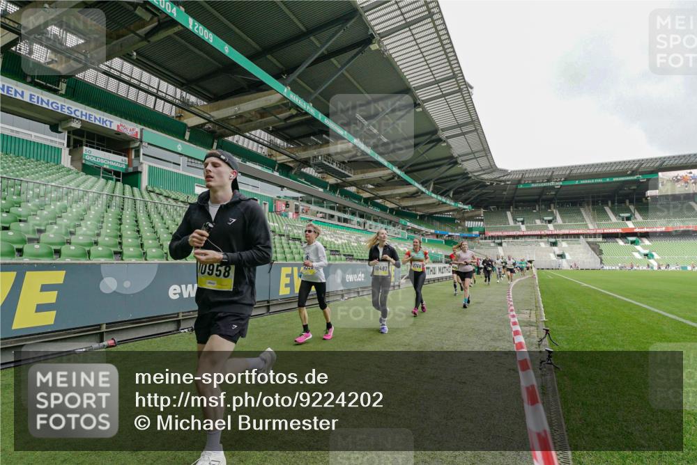 05.10.2025 - 20. swb-Marathon Bremen Michael Burmester http://msf.ph/oto/9224202 05.10.2025 10:32:36 Laufen im Stadion 7165, 8118, 8326, 8333, 9176, 9187, 9195, 9197, 9238, 9268, 9284, 9295, 9313, 9318, 9392, 9407, 9427, 9436, 9439, 9456, 9461, 9464, 9475, 9494, 9514, 9517, 9548, 9621, 9650, 9701, 9754, 9776, 9830, 9834, 9856, 9868, 9918, 9939, 9950, 9956, 9957, 9985, 10007, 10034, 10038, 10046, 10064, 10075, 10097, 10128, 10174, 10215, 10242, 10262, 10308, 10309, 10326, 10327, 10349, 10369, 10385, 10388, 10416, 10436, 10460, 10468, 10487, 10616, 10662, 10785, 10014, 10020, 10719 meine-sportfotos.de