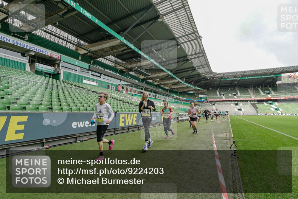 05.10.2025 - 20. swb-Marathon Bremen Michael Burmester http://msf.ph/oto/9224203 05.10.2025 10:32:37 Laufen im Stadion 7165, 8118, 8326, 8333, 9176, 9187, 9195, 9197, 9238, 9268, 9284, 9295, 9313, 9318, 9392, 9407, 9427, 9436, 9439, 9456, 9461, 9464, 9475, 9492, 9494, 9514, 9517, 9548, 9621, 9650, 9701, 9754, 9776, 9830, 9834, 9856, 9868, 9918, 9933, 9939, 9950, 9956, 9957, 9985, 10007, 10034, 10038, 10046, 10064, 10075, 10097, 10128, 10174, 10215, 10242, 10262, 10308, 10309, 10326, 10327, 10349, 10385, 10388, 10402, 10416, 10436, 10460, 10487, 10616, 10785, 10020, 10719 meine-sportfotos.de