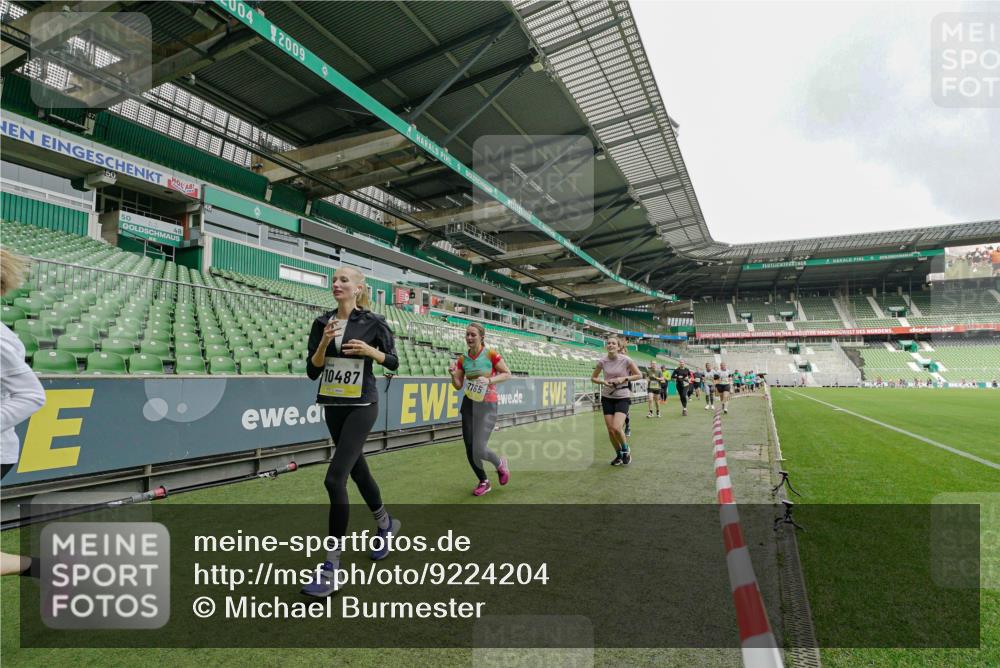 05.10.2025 - 20. swb-Marathon Bremen Michael Burmester http://msf.ph/oto/9224204 05.10.2025 10:32:37 Laufen im Stadion 7165, 8118, 8326, 8333, 9176, 9187, 9195, 9197, 9238, 9268, 9284, 9295, 9313, 9318, 9392, 9407, 9427, 9436, 9439, 9456, 9461, 9464, 9475, 9492, 9494, 9514, 9517, 9548, 9621, 9650, 9701, 9754, 9776, 9830, 9834, 9856, 9868, 9918, 9933, 9939, 9950, 9956, 9957, 9985, 10007, 10034, 10038, 10046, 10064, 10075, 10097, 10128, 10174, 10215, 10242, 10262, 10308, 10309, 10326, 10327, 10349, 10385, 10388, 10402, 10416, 10436, 10460, 10487, 10616, 10785, 10020, 10719 meine-sportfotos.de