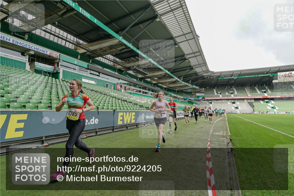 05.10.2025 - 20. swb-Marathon Bremen Michael Burmester http://msf.ph/oto/9224205 05.10.2025 10:32:38 Laufen im Stadion 7165, 8118, 8326, 8333, 9176, 9187, 9195, 9197, 9238, 9268, 9284, 9295, 9313, 9318, 9392, 9407, 9427, 9436, 9439, 9456, 9461, 9464, 9475, 9492, 9494, 9514, 9517, 9548, 9621, 9650, 9701, 9754, 9776, 9830, 9834, 9856, 9868, 9918, 9933, 9939, 9950, 9956, 9957, 9985, 10007, 10034, 10038, 10046, 10064, 10075, 10097, 10128, 10174, 10215, 10242, 10262, 10308, 10309, 10326, 10327, 10349, 10385, 10388, 10402, 10416, 10436, 10460, 10487, 10616, 10785, 10020, 10719 meine-sportfotos.de