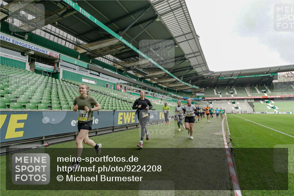 05.10.2025 - 20. swb-Marathon Bremen Michael Burmester http://msf.ph/oto/9224208 05.10.2025 10:32:42 Laufen im Stadion 7165, 8118, 8326, 8333, 9176, 9187, 9195, 9197, 9238, 9268, 9284, 9295, 9313, 9318, 9367, 9392, 9402, 9407, 9427, 9436, 9439, 9456, 9461, 9464, 9475, 9492, 9494, 9514, 9517, 9548, 9570, 9574, 9621, 9650, 9701, 9703, 9754, 9776, 9830, 9834, 9856, 9868, 9900, 9918, 9933, 9939, 9950, 9956, 9957, 9985, 10007, 10034, 10038, 10042, 10046, 10064, 10075, 10097, 10128, 10174, 10215, 10242, 10262, 10308, 10309, 10326, 10349, 10385, 10388, 10402, 10416, 10436, 10460, 10475, 10487 meine-sportfotos.de
