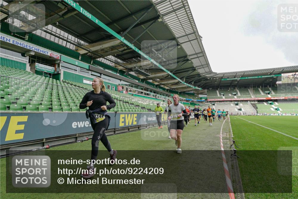 05.10.2025 - 20. swb-Marathon Bremen Michael Burmester http://msf.ph/oto/9224209 05.10.2025 10:32:43 Laufen im Stadion 7165, 8118, 8326, 8333, 9176, 9187, 9195, 9197, 9238, 9268, 9284, 9295, 9313, 9318, 9367, 9392, 9402, 9407, 9427, 9436, 9439, 9456, 9461, 9464, 9475, 9492, 9494, 9514, 9517, 9548, 9570, 9574, 9621, 9650, 9701, 9703, 9754, 9776, 9830, 9834, 9856, 9868, 9900, 9918, 9933, 9939, 9950, 9956, 9957, 9985, 10007, 10034, 10038, 10042, 10046, 10064, 10075, 10097, 10128, 10174, 10215, 10242, 10262, 10308, 10309, 10326, 10349, 10385, 10388, 10402, 10416, 10436, 10460, 10475, 10487 meine-sportfotos.de