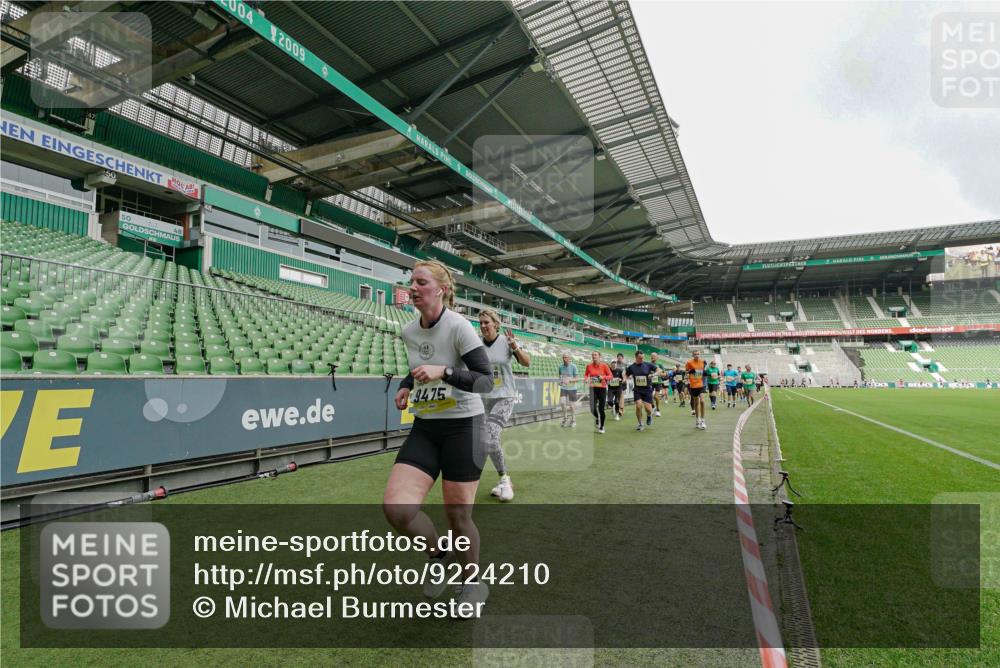 05.10.2025 - 20. swb-Marathon Bremen Michael Burmester http://msf.ph/oto/9224210 05.10.2025 10:32:43 Laufen im Stadion 7165, 8118, 8326, 8333, 9176, 9187, 9195, 9197, 9238, 9268, 9284, 9295, 9313, 9318, 9367, 9392, 9402, 9407, 9427, 9436, 9439, 9456, 9461, 9464, 9475, 9492, 9494, 9514, 9517, 9548, 9570, 9574, 9621, 9650, 9701, 9703, 9754, 9776, 9830, 9834, 9856, 9868, 9900, 9918, 9933, 9939, 9950, 9956, 9957, 9985, 10007, 10034, 10038, 10042, 10046, 10064, 10075, 10097, 10128, 10174, 10215, 10242, 10262, 10308, 10309, 10326, 10349, 10385, 10388, 10402, 10416, 10436, 10460, 10475, 10487 meine-sportfotos.de