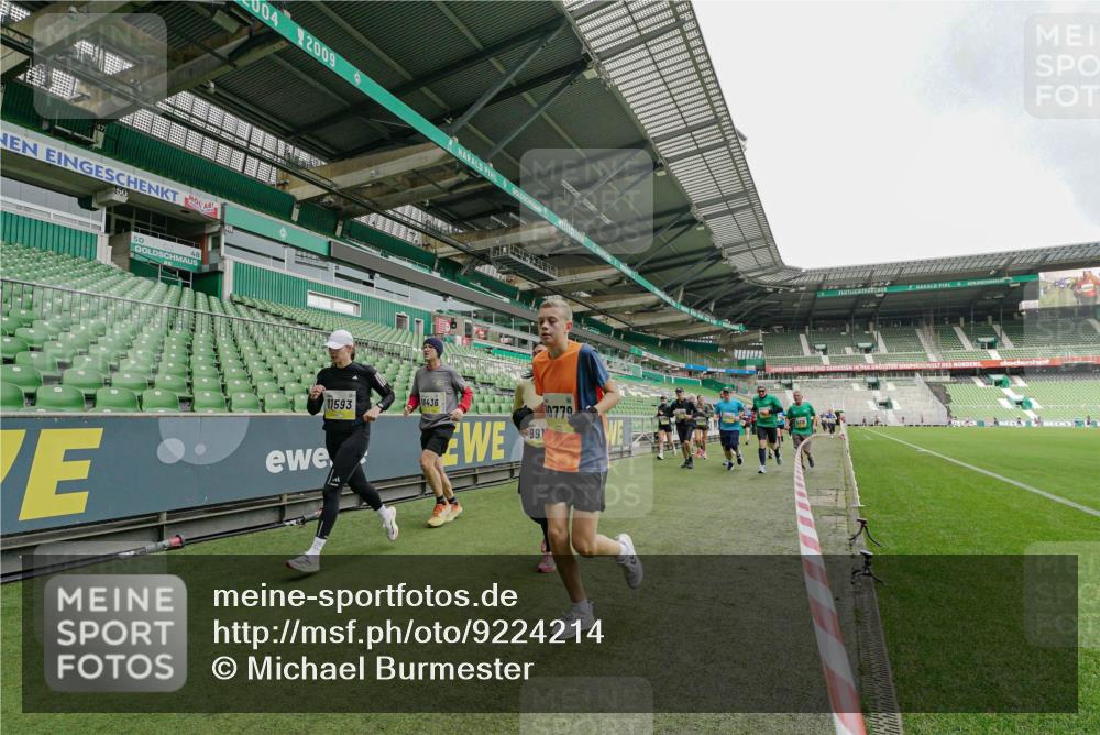 05.10.2025 - 20. swb-Marathon Bremen Michael Burmester http://msf.ph/oto/9224214 05.10.2025 10:32:47 Laufen im Stadion 7165, 8326, 8333, 9176, 9187, 9195, 9197, 9238, 9260, 9268, 9284, 9295, 9313, 9318, 9367, 9392, 9402, 9407, 9427, 9436, 9439, 9456, 9461, 9464, 9475, 9492, 9494, 9514, 9517, 9548, 9570, 9574, 9621, 9650, 9701, 9703, 9754, 9776, 9830, 9834, 9856, 9868, 9900, 9918, 9933, 9939, 9950, 9956, 9957, 9985, 10007, 10034, 10042, 10046, 10097, 10128, 10174, 10215, 10234, 10253, 10262, 10308, 10309, 10326, 10349, 10385, 10388, 10394, 10402, 10416, 10436, 10460, 10475, 10487 meine-sportfotos.de