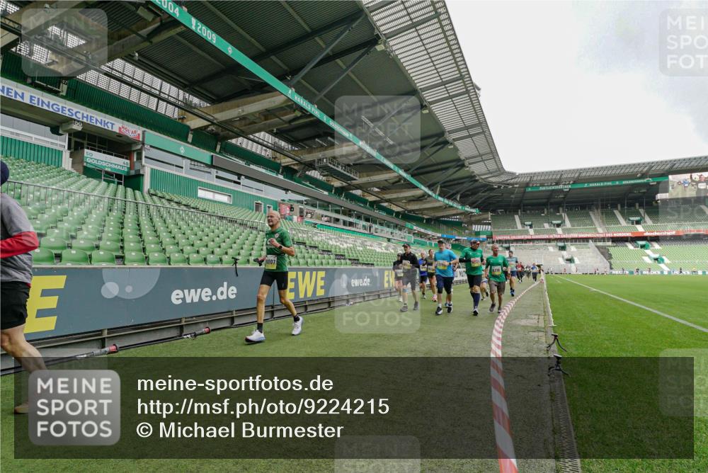 05.10.2025 - 20. swb-Marathon Bremen Michael Burmester http://msf.ph/oto/9224215 05.10.2025 10:32:48 Laufen im Stadion 7165, 8326, 8333, 9176, 9187, 9195, 9197, 9238, 9260, 9268, 9284, 9295, 9313, 9318, 9367, 9392, 9402, 9407, 9436, 9439, 9456, 9461, 9464, 9475, 9492, 9494, 9514, 9517, 9548, 9570, 9574, 9621, 9650, 9701, 9703, 9754, 9776, 9830, 9834, 9856, 9868, 9900, 9918, 9933, 9939, 9950, 9956, 9957, 9985, 10007, 10034, 10042, 10046, 10097, 10128, 10174, 10215, 10234, 10253, 10262, 10308, 10309, 10326, 10349, 10385, 10388, 10394, 10402, 10416, 10436, 10460, 10475, 10487 meine-sportfotos.de