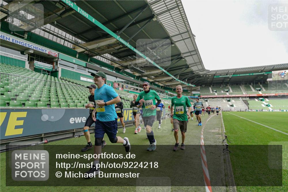05.10.2025 - 20. swb-Marathon Bremen Michael Burmester http://msf.ph/oto/9224218 05.10.2025 10:32:50 Laufen im Stadion 7165, 8326, 8333, 9176, 9187, 9195, 9197, 9238, 9260, 9268, 9284, 9295, 9313, 9318, 9367, 9392, 9402, 9407, 9436, 9439, 9456, 9461, 9464, 9475, 9492, 9494, 9514, 9517, 9548, 9570, 9574, 9621, 9650, 9701, 9703, 9754, 9776, 9830, 9834, 9856, 9868, 9900, 9918, 9933, 9939, 9950, 9956, 9957, 9985, 10007, 10008, 10034, 10042, 10046, 10097, 10174, 10215, 10234, 10253, 10308, 10309, 10326, 10349, 10385, 10387, 10388, 10394, 10402, 10416, 10436, 10460, 10475, 10487 meine-sportfotos.de